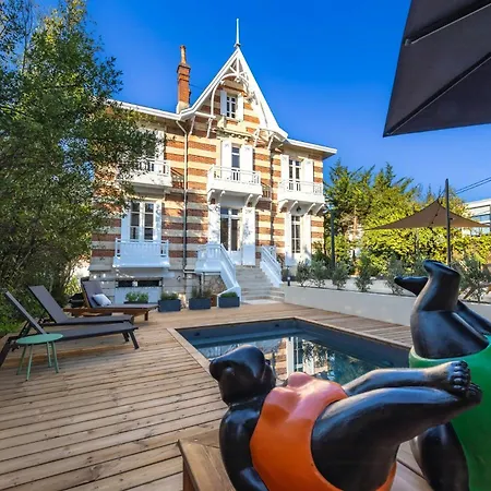 בית נופש Historic In With Heated Pool