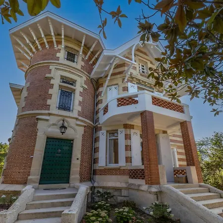 בית נופש Historic In With Heated Pool ארסשון