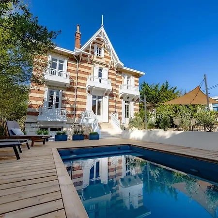 בית נופש Historic In With Heated Pool