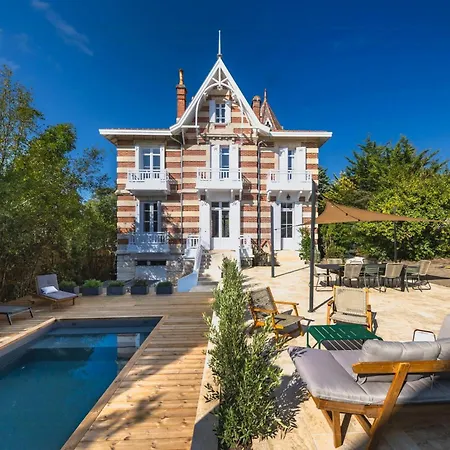 Historic In With Heated Pool Semesterbostad *