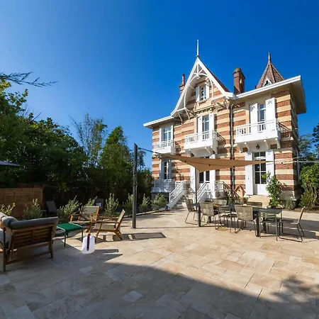 Historic In With Heated Pool Semesterbostad *