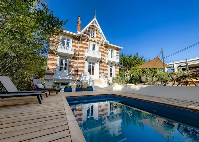 度假居 Historic In With Heated Pool